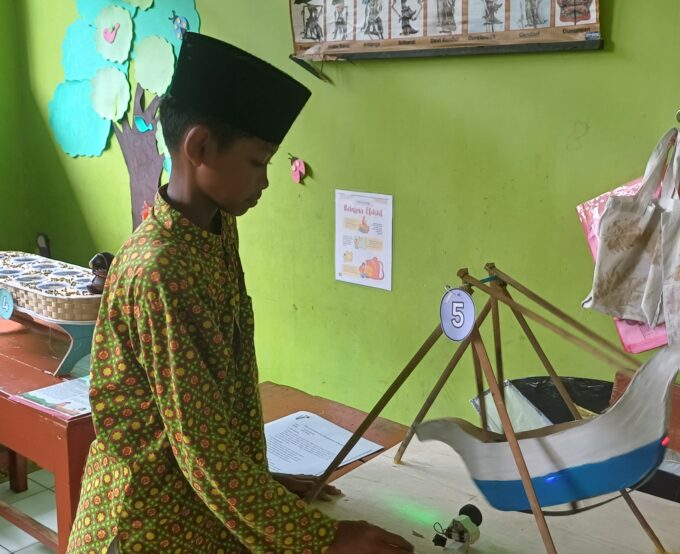 Kreativitas Tanpa Batas: Tsabbit, Siswa MIN 3 Bantul, Siap Harumkan Sekolah di FLS2N dengan Miniatur "Kora-Kora"