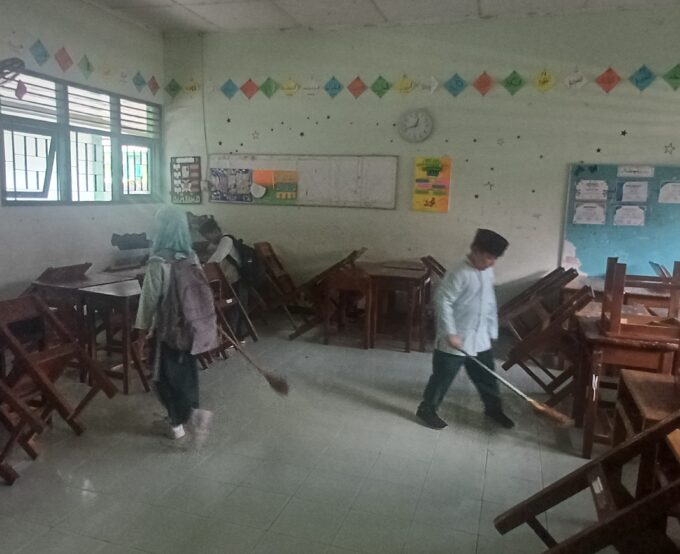 Siswa MIN 3 Bantul Budayakan Kebersihan Lewat Piket Kelas Usai Jam Pelajaran