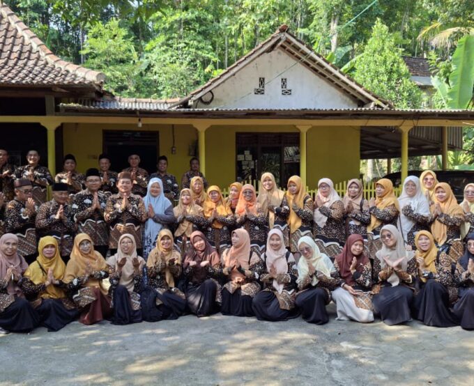 Pererat Tali Kasih, Guru dan Tendik MIN 3 Bantul Silaturahmi Lebaran ke Kediaman Kasi Dikmad di Dlingo