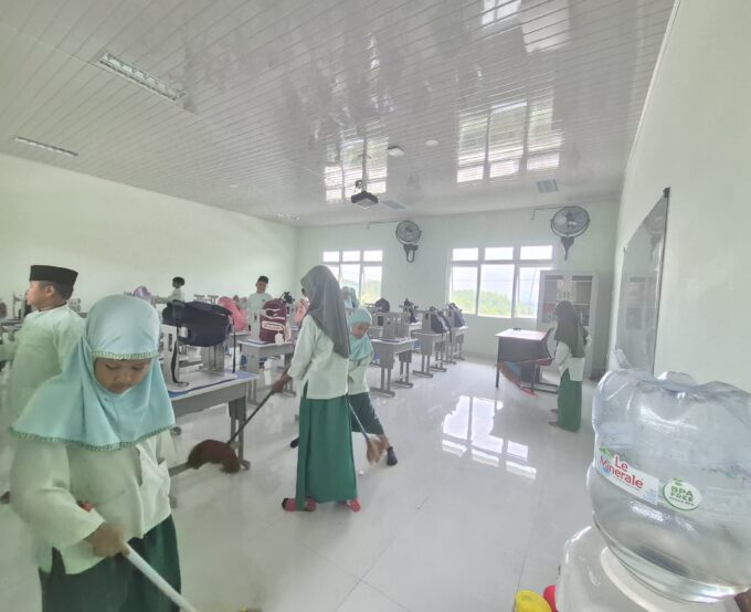 Wujudkan Pembelajaran Berbasis Ekoteologi, Siswa MIN 3 Bantul Rutin Giatkan Kerja Bakti