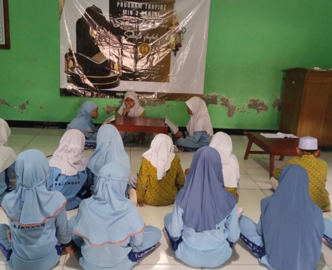 GEMURUH PRESTASI DI SERAMBI MADRASAH: AZKIA QURROTA AYUNI TAKLUKKAN JUZ 29 SEKALI DUDUK