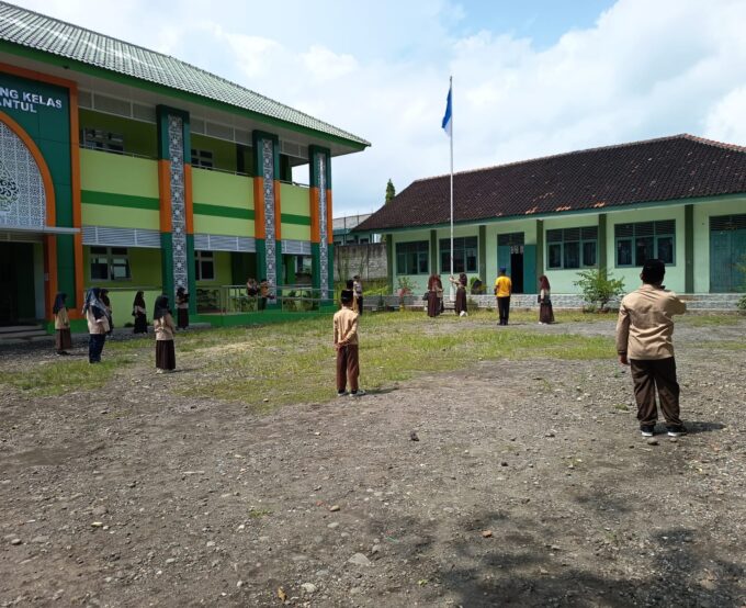 Sambut Peringatan Hari Kartini, MIN 3 Bantul Gandeng Polsek Pajangan Latih Petugas Upacara