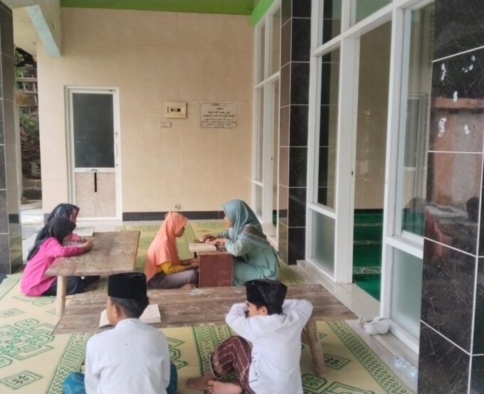 Tetap Produktif di Akhir Pekan, Siswa MIN 3 Bantul Intensifkan Program Takhosus di Musholla Ponpes Adh-Dhuha