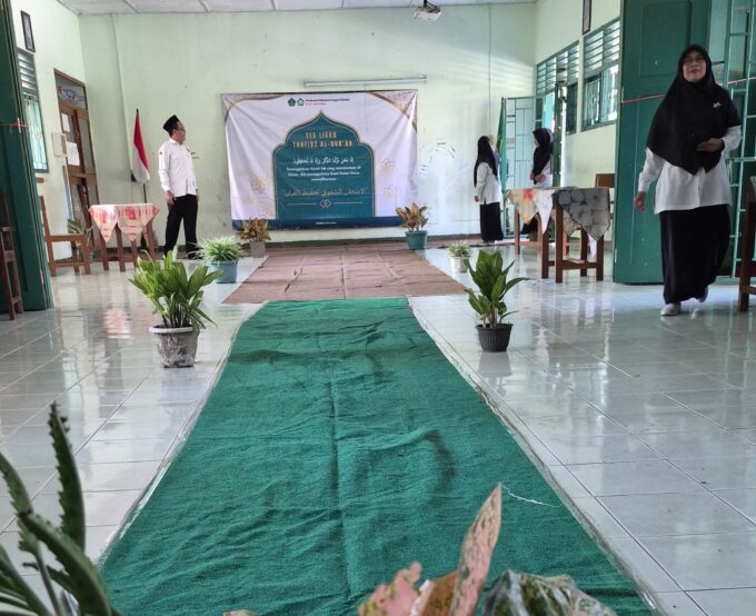 Semarak Hari Kartini: Guru MIN 3 Bantul Gotong Royong Siapkan Panggung Lomba Fashion Show