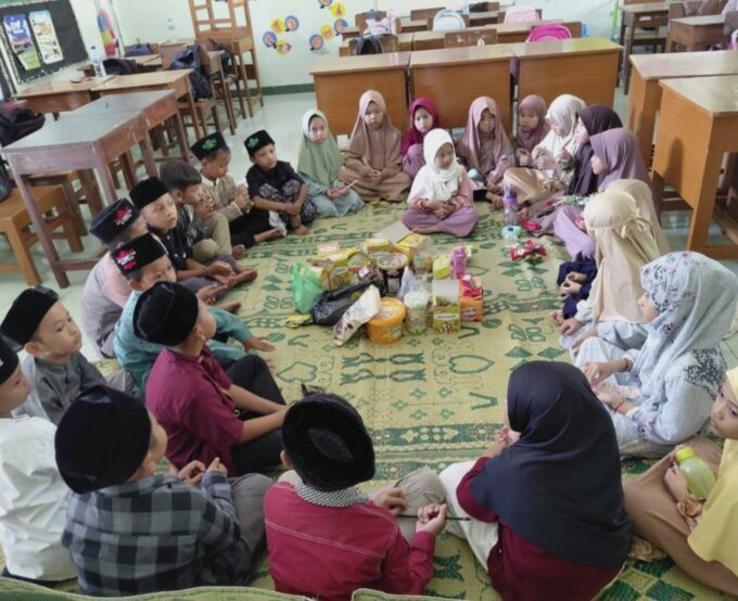 Hangat dalam Kesederhanaan, Siswa Kelas 1 A MIN 3 Bantul Gelar Syawalan Bareng di Kelas