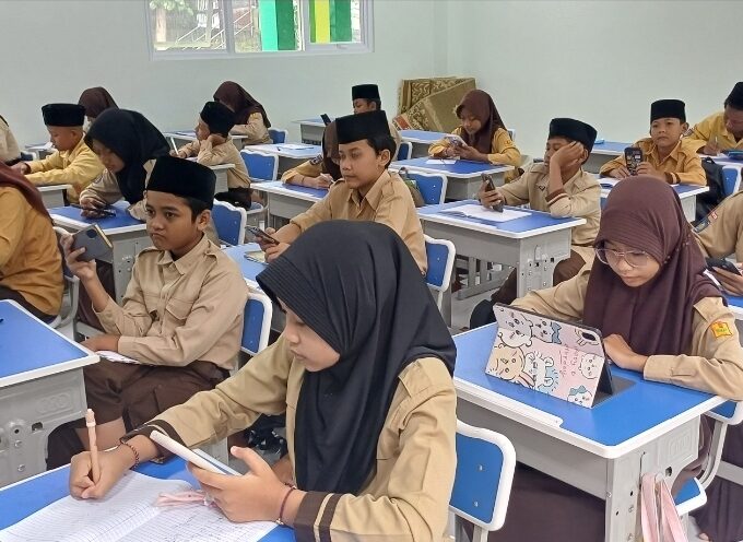 Optimalisasi Literasi Digital: Siswa Kelas 6 MIN 3 Bantul Gunakan HP sebagai Sarana Pendalaman Materi Jelang TKA
