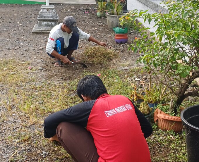Wujudkan Lingkungan Nyaman, Petugas Kebersihan MIN 3 Bantul Intensifkan Program 7K