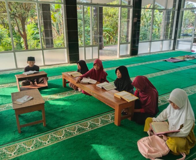Geliat Akhir Pekan: Santri Takhosus MIN 3 Bantul Antusias Setorkan Hafalan di Musholla Ponpes Adh-Dhuha