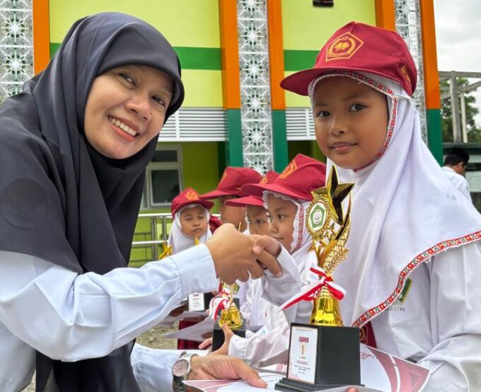 Sabet Juara 1 Mewarnai Poster, Azrina Kelas 2 B MIN 3 Bantul Tunjukkan Bakat Seni