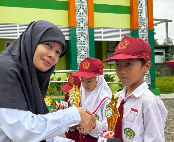 Alif Kelas 2A MIN 3 Bantul Sabet Juara Harapan 1 Lomba Mewarnai Poster Hari Kartini