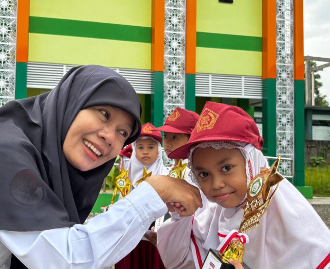 Shakila, Siswai Kelas 1A MIN 3 Bantul Sabet Juara Mewarnai Poster Hari Kartini