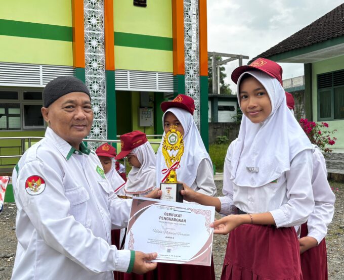 Anggun dan Memikat, Hilda Sabet Podium Juara 2 Fashion Show Hari Kartini MIN 3 Bantul