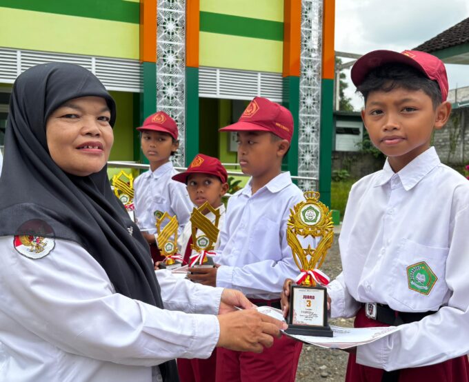 Tampil Elegan Bak Seniman, Tsabbit Sabilul Haq Raih Juara 3 Fashion Show di MIN 3 Bantul