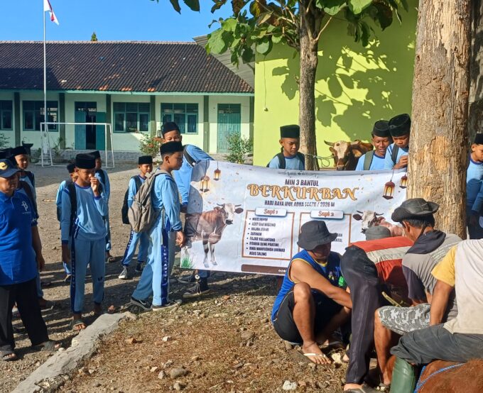 Kontekstual dan Bermakna : Siswa-Siswi MIN 3 Bantul Lihat Langsung Praktek Penyembelihan Hewan Kurban