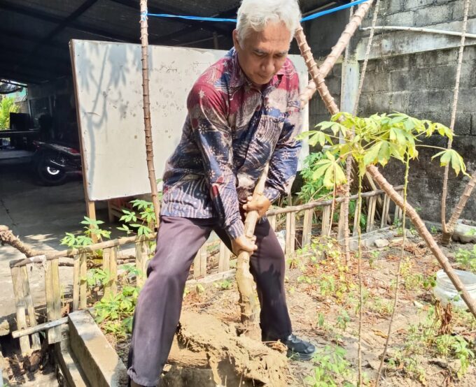 Menginspirasi Lewat Aksi, Asep Guru MIN 3 Bantul Berikan Keteladanan Rawat Kebun NGTS