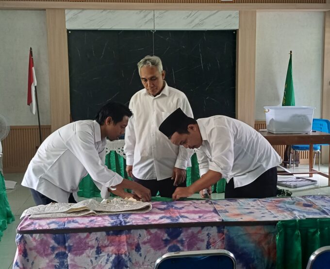 Sambut Tahun Ajaran Baru, Tim Sarpras MIN 3 Bantul Siapkan Tempat Musyawarah Komite dan Paguyuban