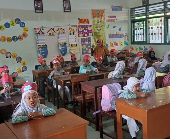 Ciptakan Suasana Ceria, Guru Kelas 1 MIN 3 Bantul Sambut Murid Baru dengan Games Adaptasi