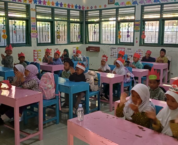 Ciptakan Suasana Ceria, Guru Kelas 1B MIN 3 Bantul Sambut Siswa Baru dengan Tepuk dan Lagu