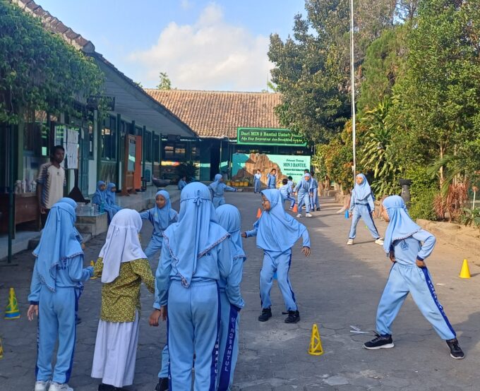 Guru PJOK MIN 3 Bantul Awali Tahun Ajaran Baru dengan Permainan Jaga Bola yang Edukatif dan Menyenangkan