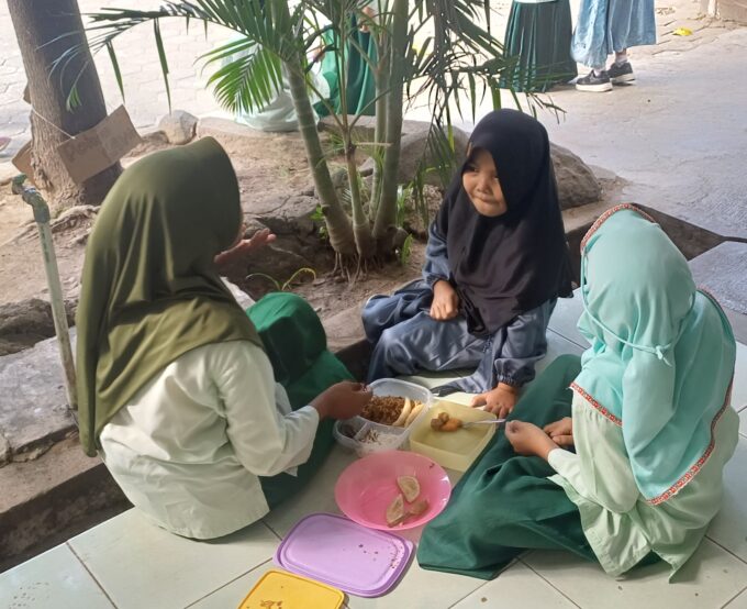 Hangat dan Penuh Keakraban, Siswa MIN 3 Bantul Budayakan Saling Berbagi Makanan Saat Jam Istirahat
