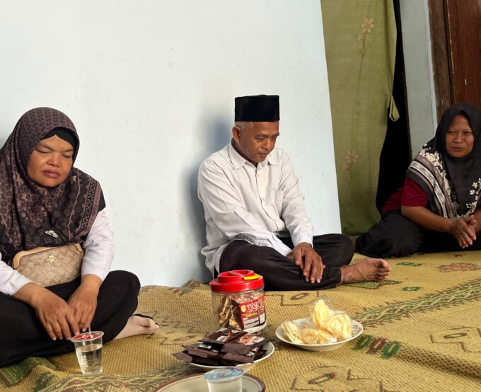 Pererat Tali Silaturahmi, Perkuat Solidaritas Sosial, Guru dan Karyawan MIN 3 Bantul Bersilaturahmi Jenguk Bayi di Kediaman Pengurus Komite