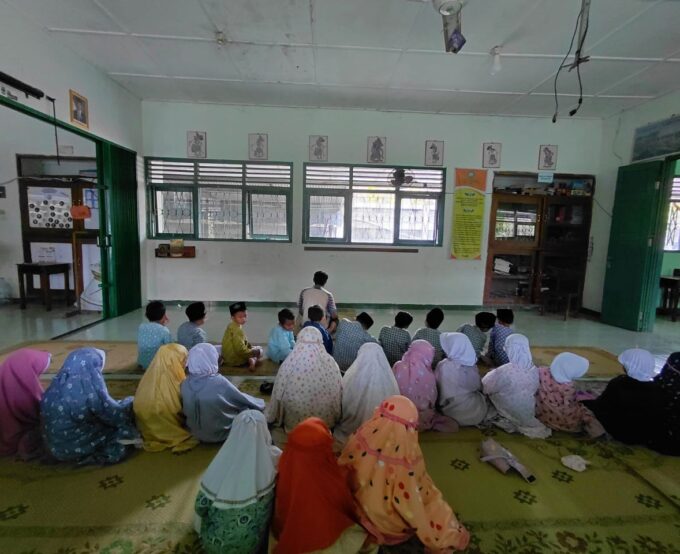 Pembiasaan Shalat Jama'ah Dluhur: Langkah Awal Penanaman Karakter Religius Murid Baru Kelas 1 MIN 3 Bantul