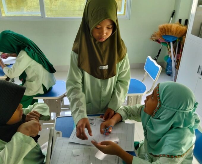 Suasana Pembelajaran Kelas 5 B MIN 3 Bantul: Hangat dan Interaktif dengan Metode Tutor Sebaya