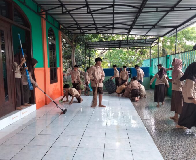 Siswa Kelas 5 A MIN 3 Bantul Laksanakan Jum'at Bersih, Fokuskan Pembersihan Musholla Madrasah