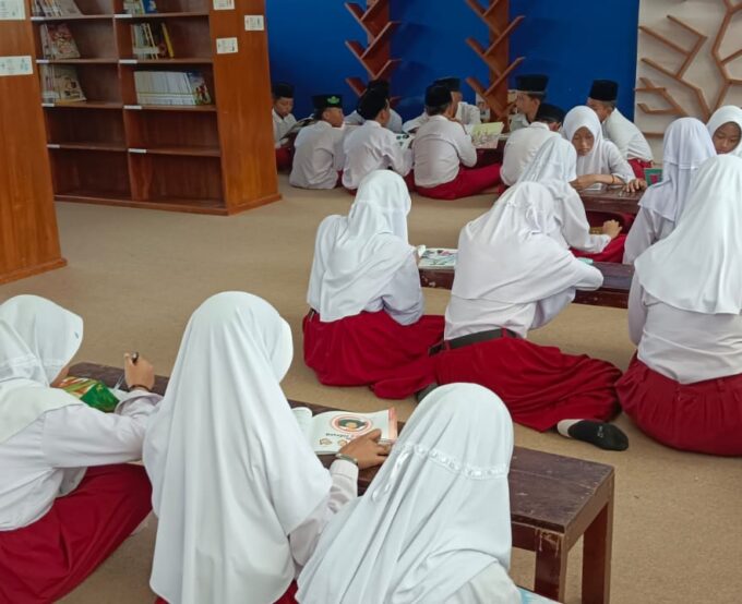 Siswa Kelas 6A MIN 3 Bantul Antusias Kunjungi Perpustakaan Madrasah Lewat Misi "Jadi Kritikus Buku Cilik"