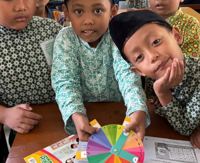 Asyiknya Belajar Huruf Hijaiyah dan Harakat, Siswa Kelas 1 A MIN 3 Bantul Adu Cepat Pakai Roda Huruf