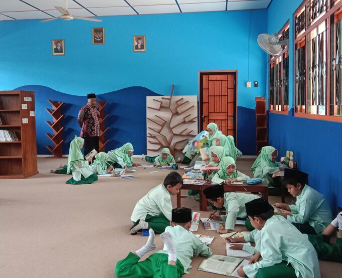 Semarak Literasi MIN 3 Bantul: Siswa Kelas 2A Belajar Bahasa Indonesia Seru di Perpustakaan Madrasah