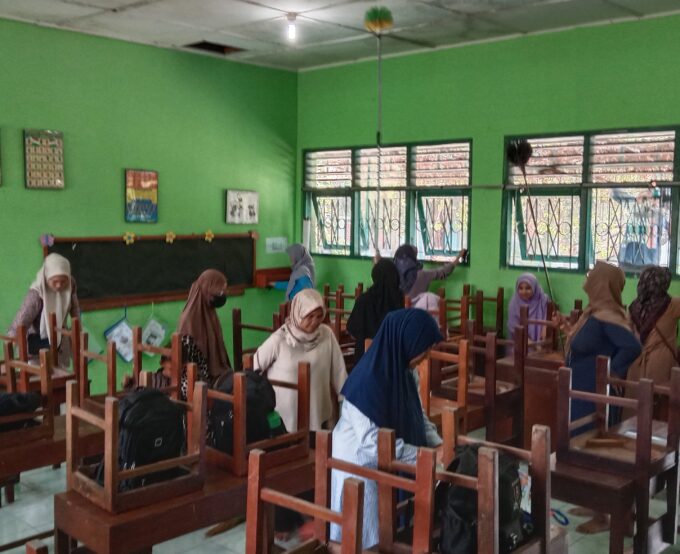 Wujudkan Kenyamanan Belajar, POT Kelas 2A MIN 3 Bantul Gelar Kerja Bakti Bersama