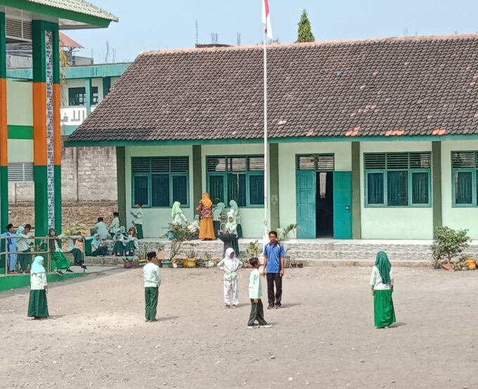 Murid MIN 3 Bantul Memupuk Jiwa Cinta Tanah Air Melalui Latihan Upacara
