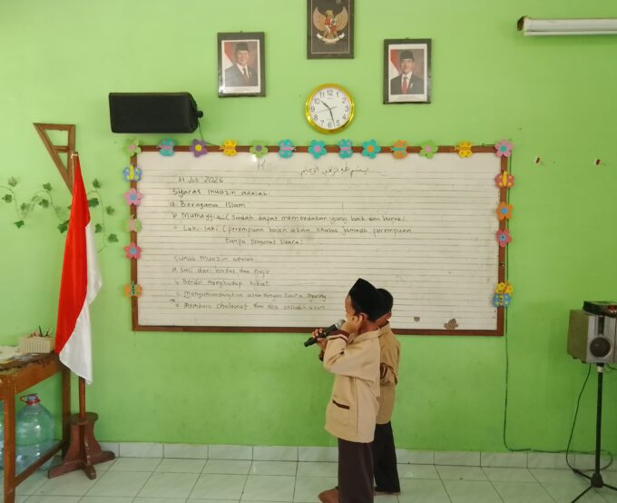 MIN 3 Bantul Tanamkan Keberanian Sejak Dini, Siswa Kelas 2A Semangat Praktik Adzan dan Iqomah