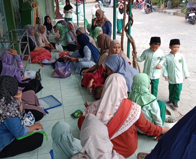 Manfaatkan Waktu Penjemputan Anak Pulang Sekolah, POT Kelas 2A MIN 3 Bantul Gelar Koordinasi Akhir Bulan
