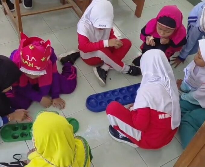 Menjaga Kearifan Lokal Sejak Dini: Siswa Baru MIN 3 Bantul Dikenalkan Permainan Dakon
