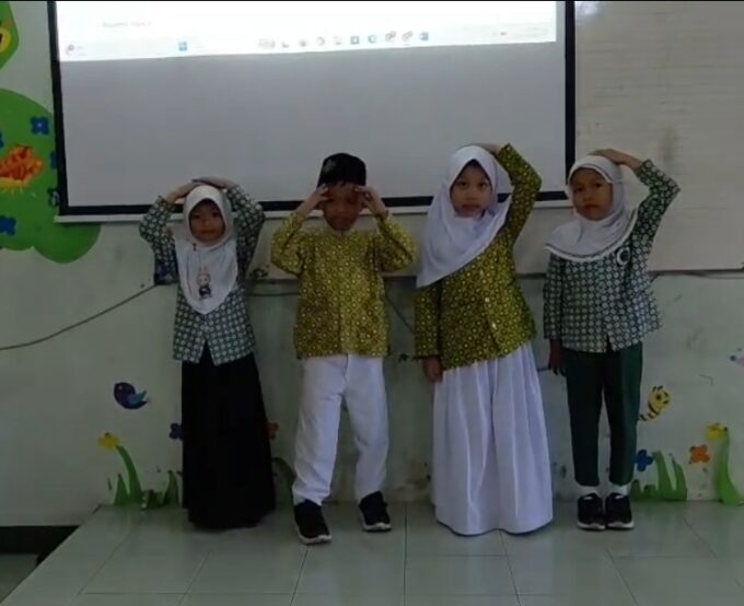MIN 3 Bantul Berinovasi, Pembelajaran Bahasa Jawa "Perangane Awak" Kelas 1 A Manfaatkan Media Digital dan Praktik Langsung