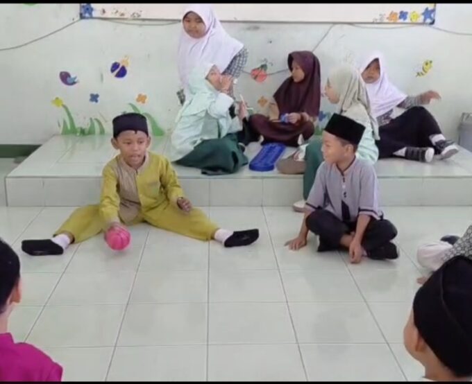 Suasana Ceria di Kelas 1 A MIN 3 Bantul: Siswa Seru Bermain Bola Berkelompok Saat Istirahat