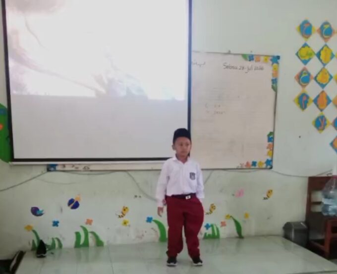 Siswa Kelas Program Talenta MIN 3 Bantul Tampil Percaya Diri Perkenalan dengan Bahasa Inggris