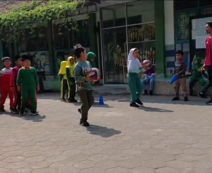 Siswa Kelas 1 MIN 3 Bantul Asah Gerak Keseimbangan Lewat Permainan Bola
