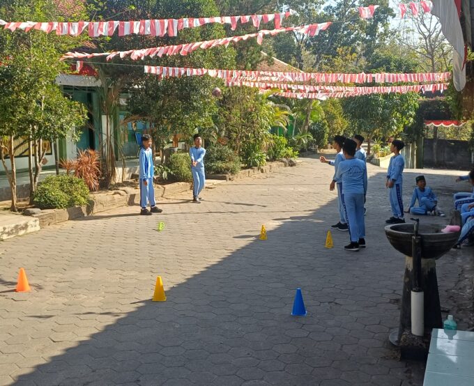 Tingkatkan Keterampilan Olahraga, Siswa Kelas VI MIN 3 Bantul Pelajari Dasar Passing Bola Voli