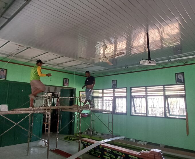 MIN 3 Bantul Perindah Aula Melalui Pemasangan Plafon PVC untuk Kenyamanan Belajar dan Bermusyawarah