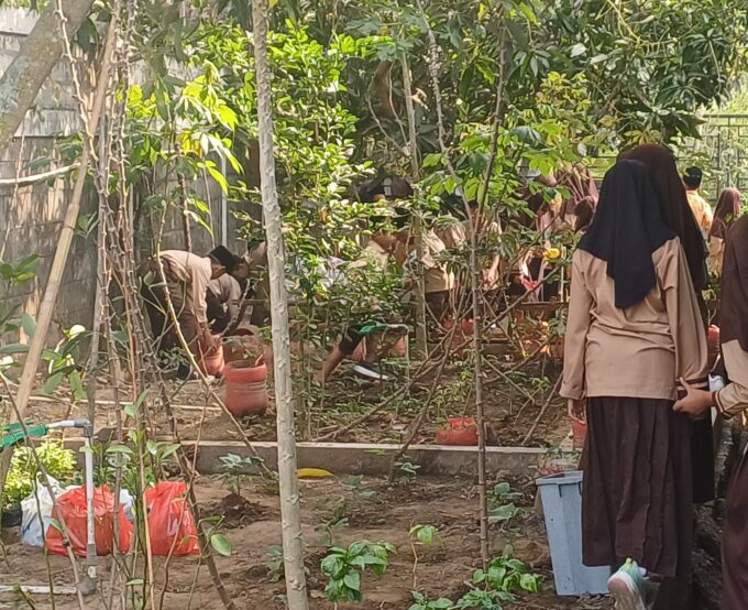 Guru dan Murid MIN 3 Bantul Semarakkan Kerja Bakti Revitalisasi Kebun NGTS