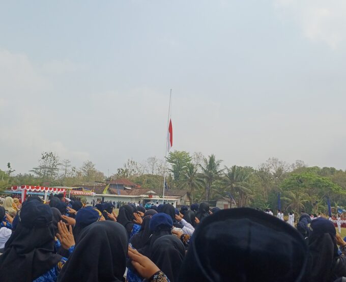 Semarak HUT RI ke-81, Guru dan Tendik MIN 3 Bantul Khidmat Ikuti Upacara Pengibaran Bendera di Lapangan Triwidadi Pajangan
