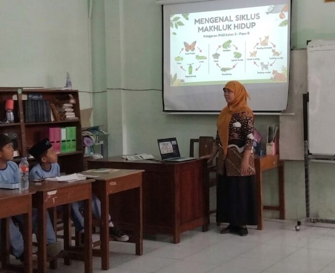 Gunakan Media Audio Visual, Siswa Kelas 3B MIN 3 Bantul Antusias Pelajari Siklus Makhluk Hidup