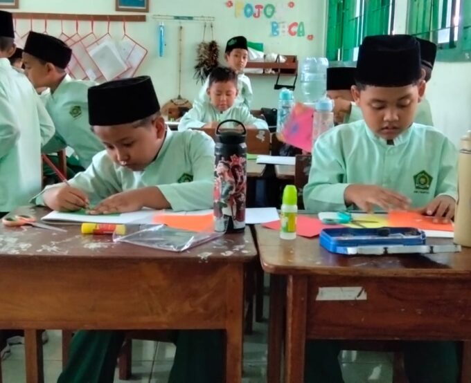 Asah Kreativitas dan Ketrampilan, Siswa Kelas 2B MIN 3 Bantul Antusias Ikuti Praktik Menggunting dan Menempel Bangun Datar