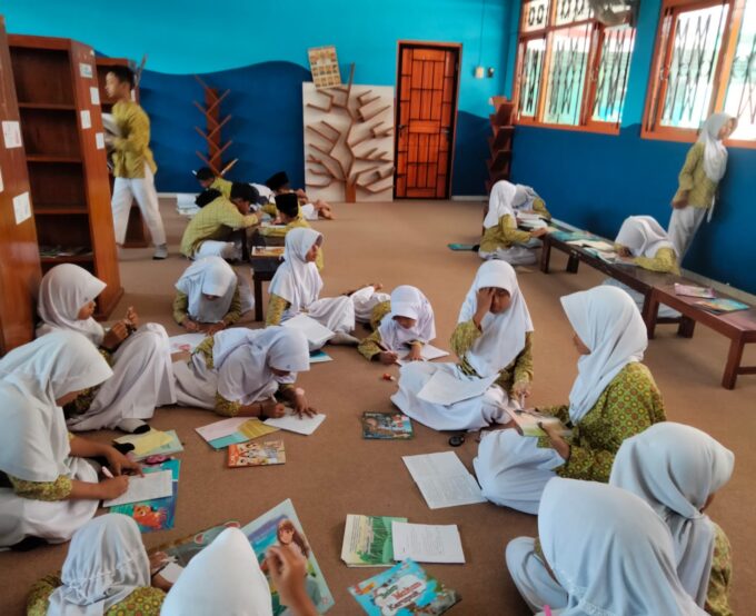 Geliat Literasi Membaca di Perpustakaan MIN 3 Bantul: Siswa Kelas 5A Semangat Tingkatkan Minat Baca Bersama Guru Pembimbing