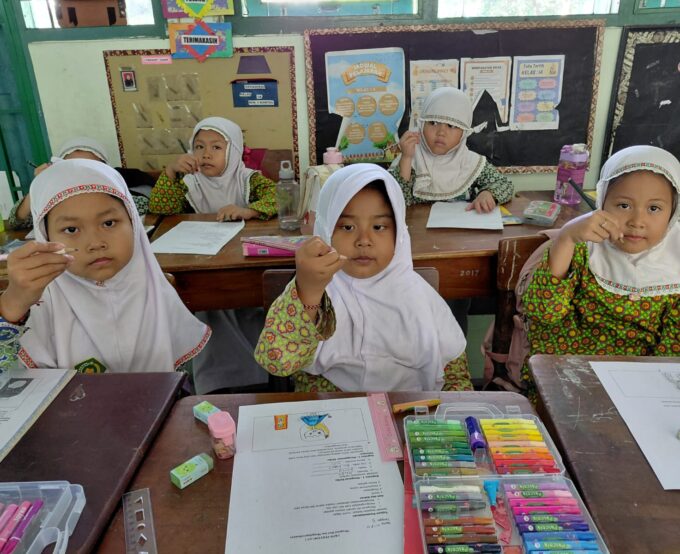 Suasana Belajar yang Semangat dan Kreatif: Siswa Kelas 1 A MIN 3 Bantul Antusias Ikuti Pembelajaran Seni Rupa Fokus Motorik Halus