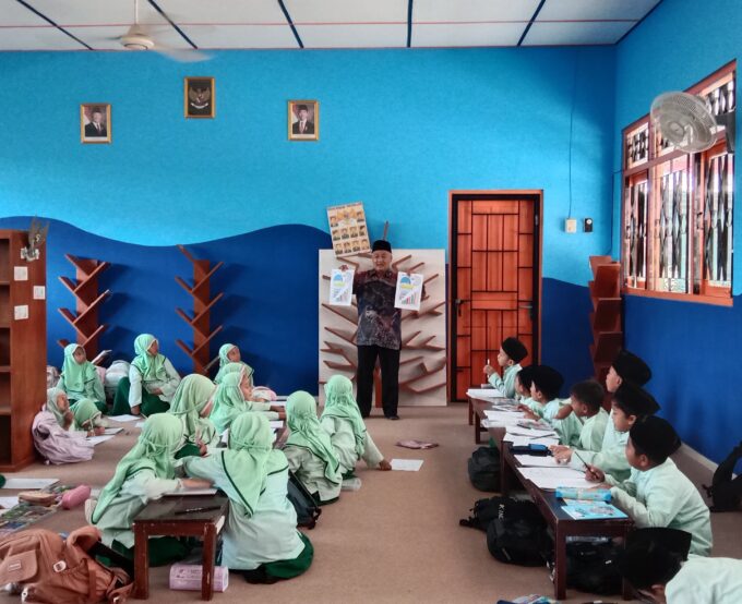 Asah Motorik Halus dan Ekspresi Seni, Siswa Kelas 2A MIN 3 Bantul Belajar Seni Rupa di Perpustakaan