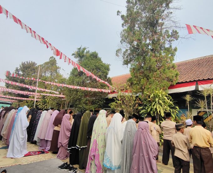 siswa, Guru, dan Mahasiswa PLP IIQ An-Nur Yogyakarta melaksanakan Sholat  Dhuha dan Pembacaan Asmaul Husna di MIN 3 Bantul